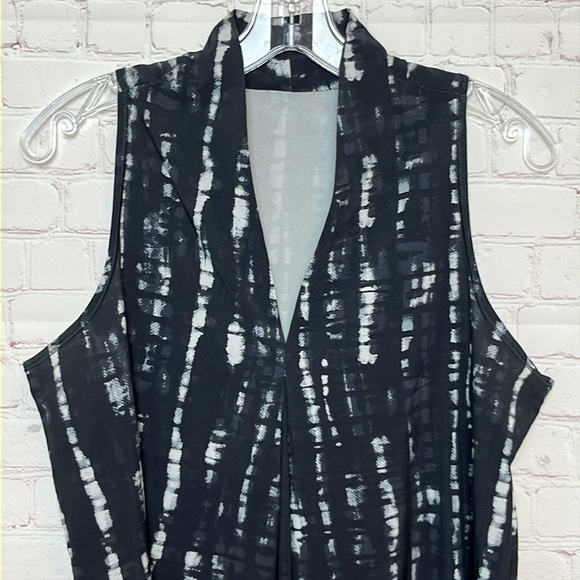 Lucy Activewear Sleeveless V Neck Top - Picture 2 of 10